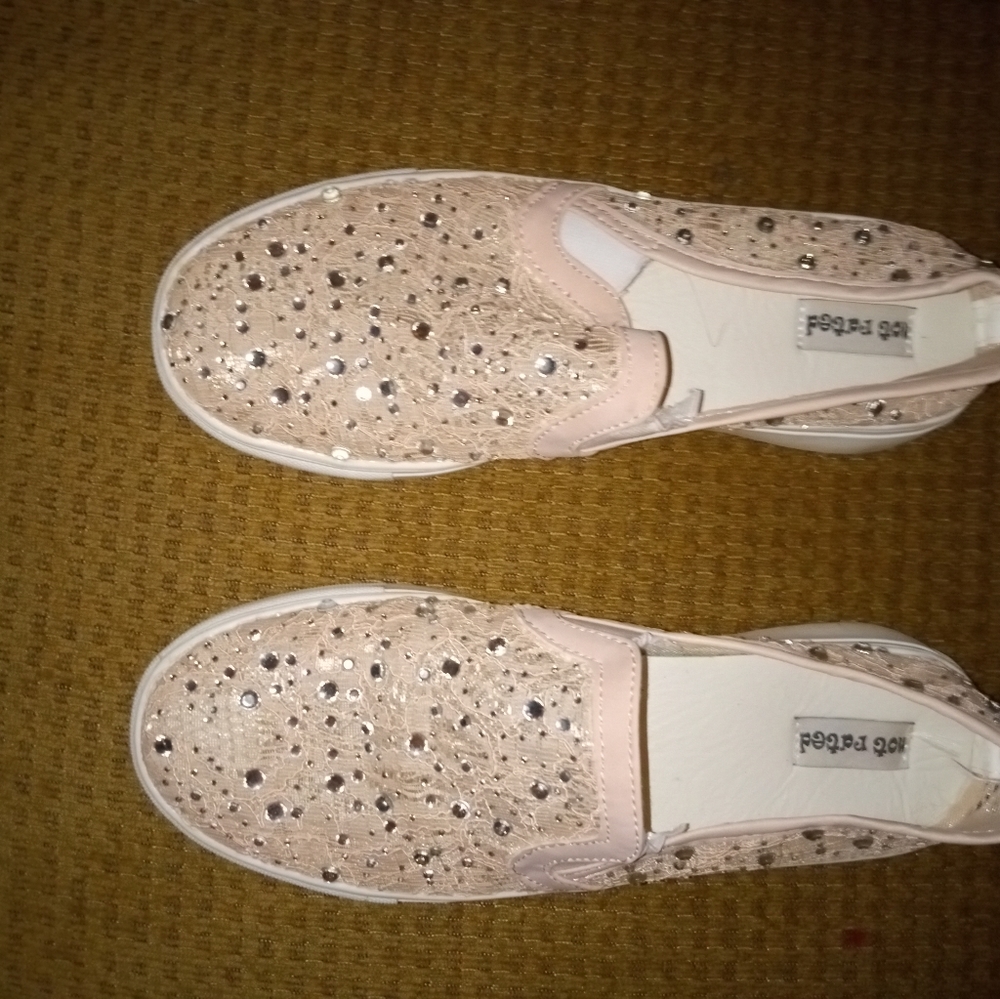 No Rated womens slide ons with bling in size 6